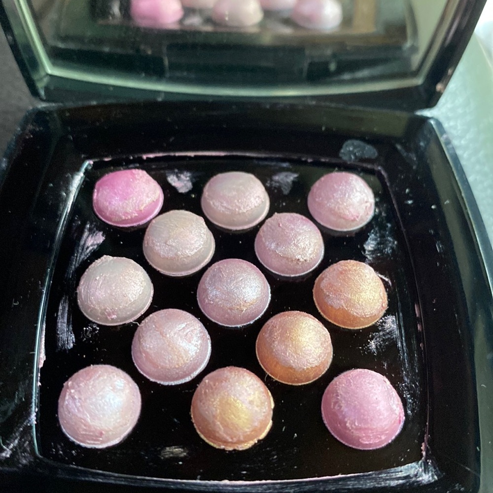 CHANEL  Les Perles Hard to find. Pearl highlighter face effects